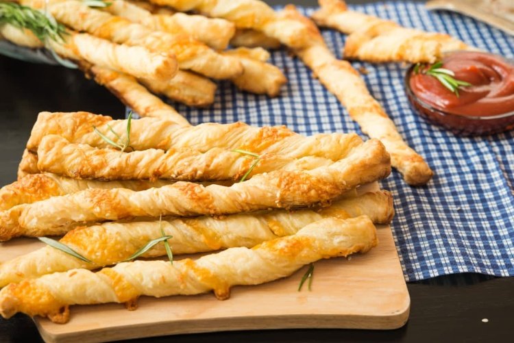 Сырные палочки из нескольких видов сыра