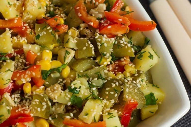 Вегетарианский салат с картошкой