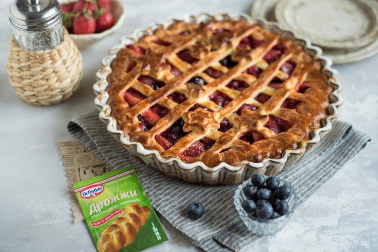 Пирог из дрожжевого теста с ягодами
