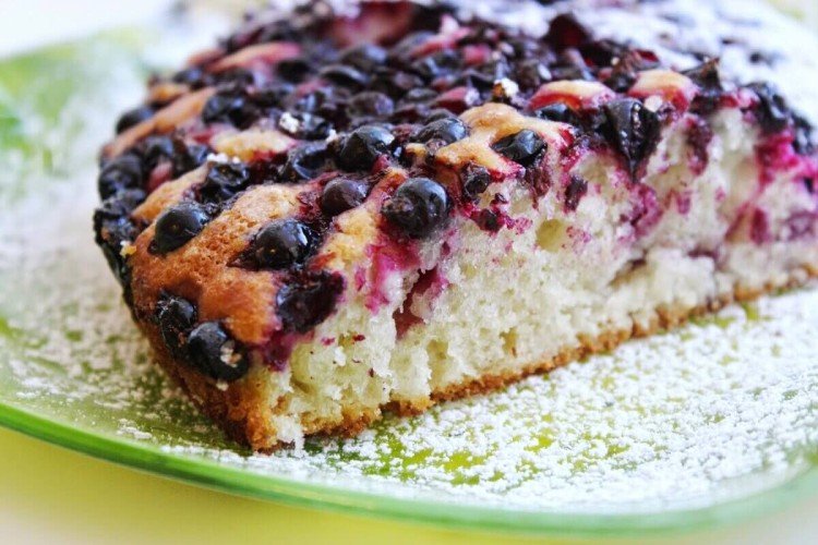 Пирог с ягодами в мультиварке