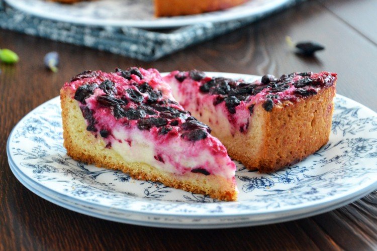 Пирог с ягодами и творогом