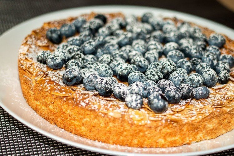 Пирог на кокосовой муке с ягодами