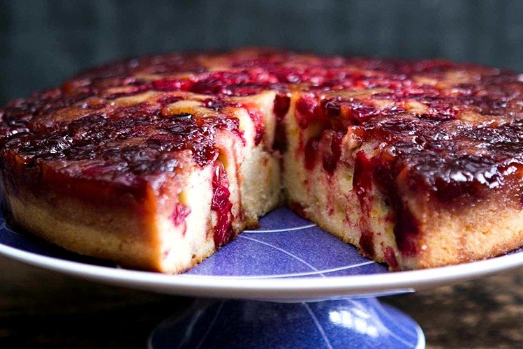 Пирог с ягодами и миндалем