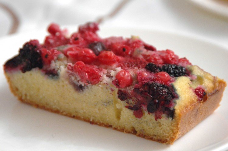 Пирог на рисовой муке с ягодами