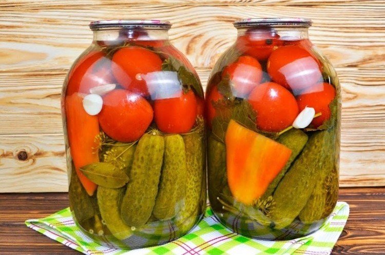 Помидоры с огурцами в банках
