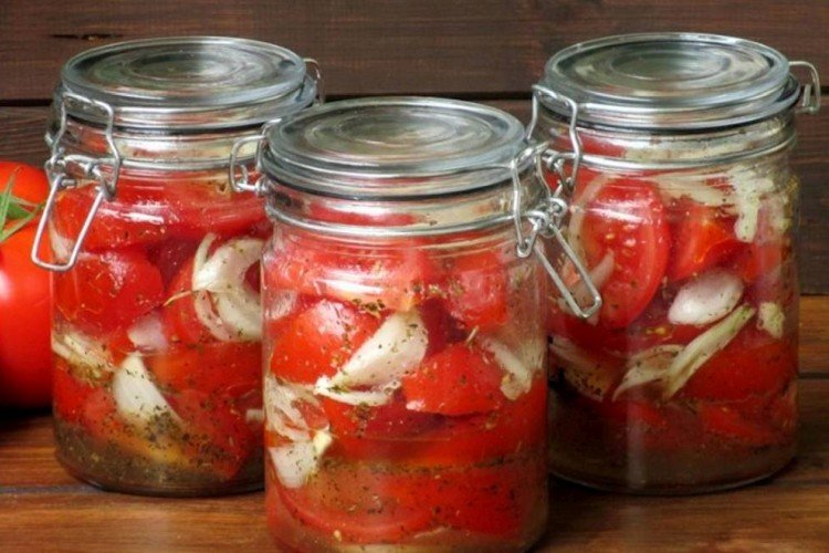 Салат из помидоров с луком