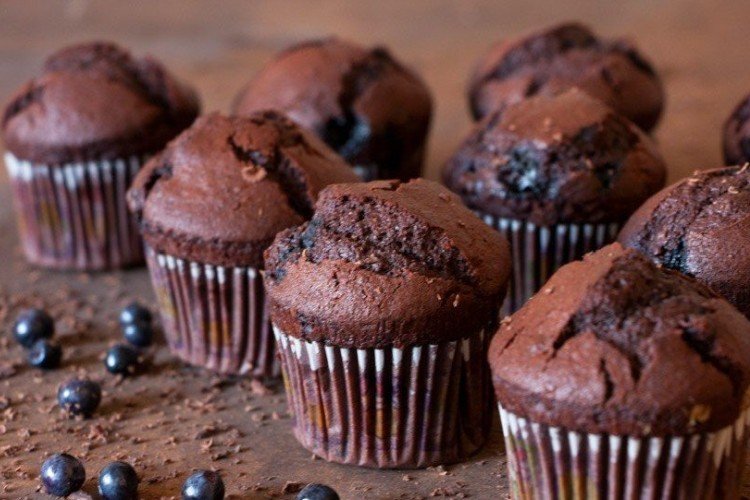 Шоколадные маффины с черникой