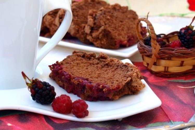 Шоколадная шарлотка с ягодами в мультиварке