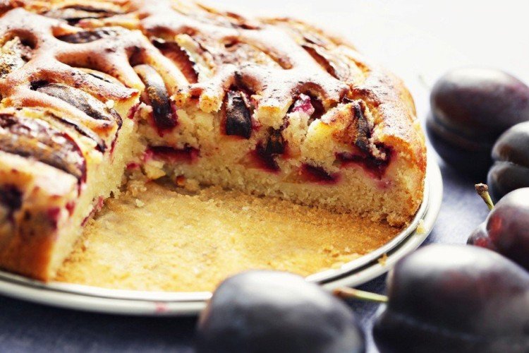 Шарлотка со сливами в мультиварке