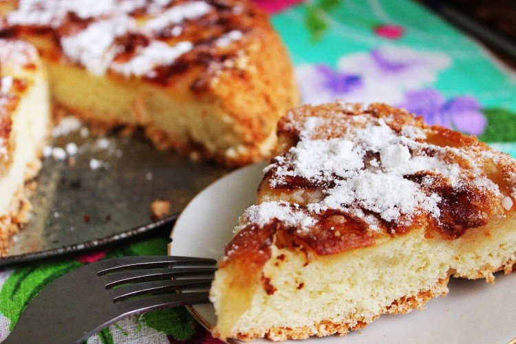 Шарлотка с вареньем в мультиварке