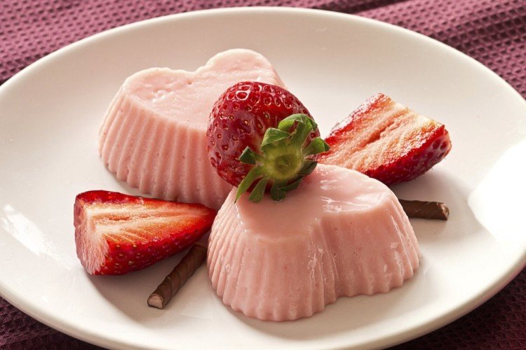 Бланманже на йогурте с клубникой