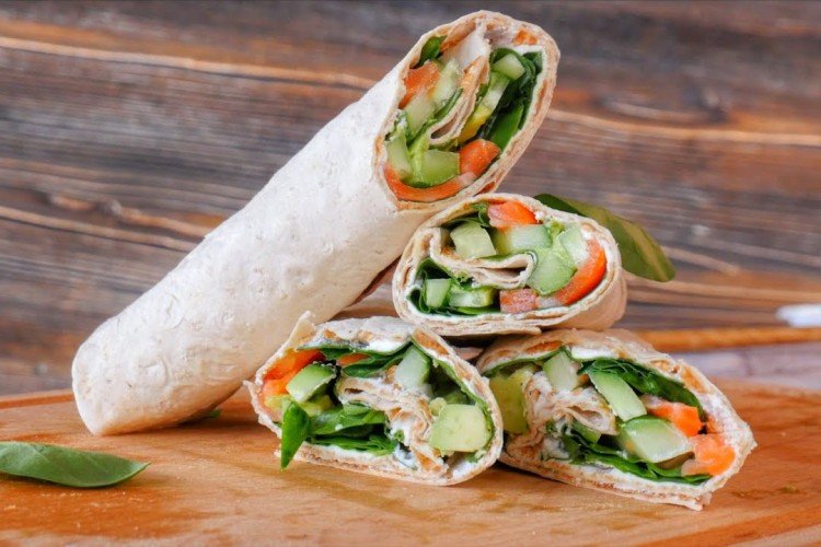 Ролл из лаваша с яйцом и авокадо