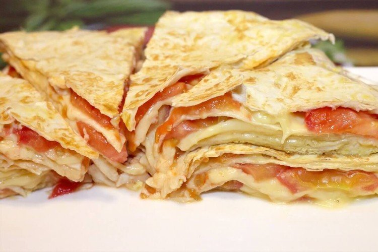 Завтрак из лаваша и сосисок