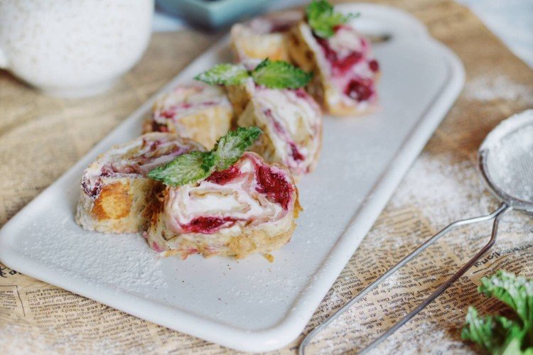 Лаваш с творогом и малиной