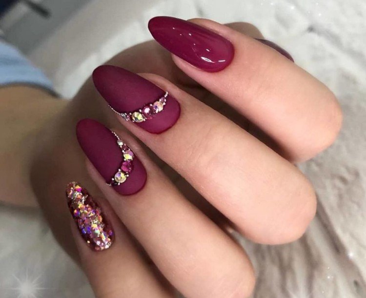 Стразы в тон