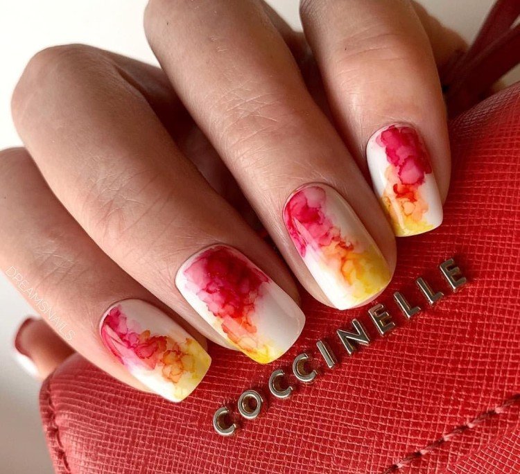 Маникюр с акварельными разводами
