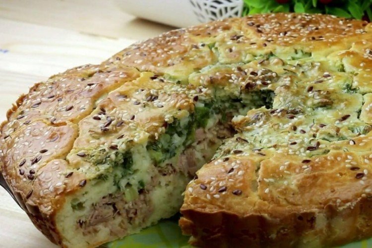 Заливной пирог с рыбными консервами и сыром