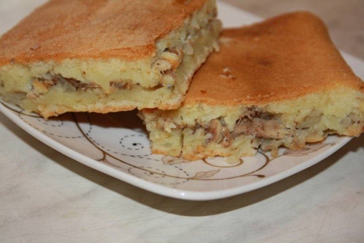 Заливной пирог с рыбными консервами на сметане