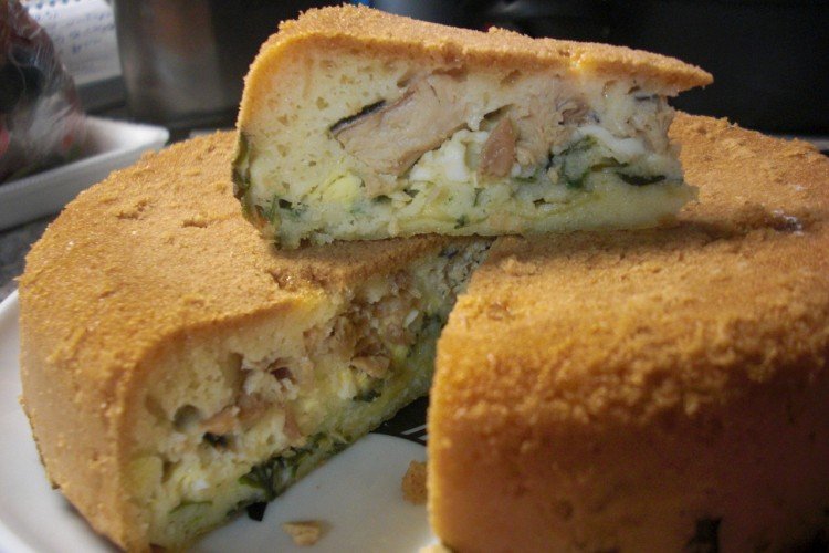 Заливной пирог с рыбными консервами и яйцами