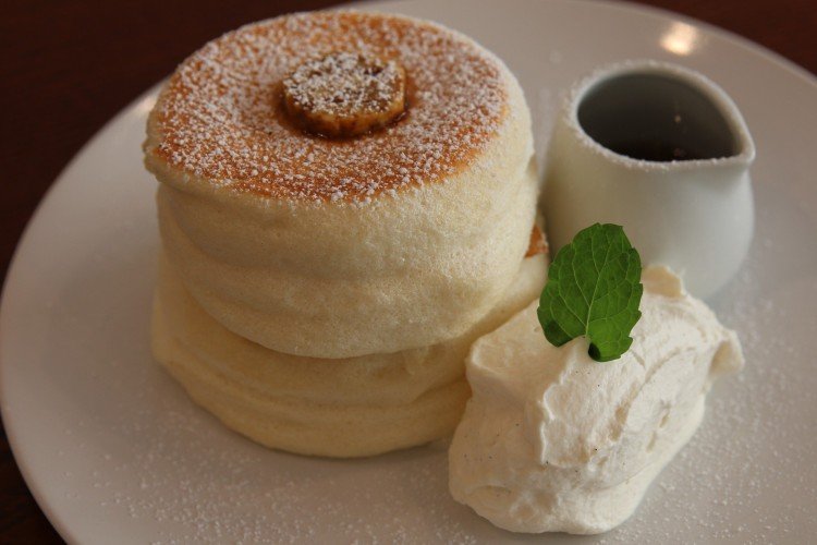 Японские панкейки на сковороде с водой