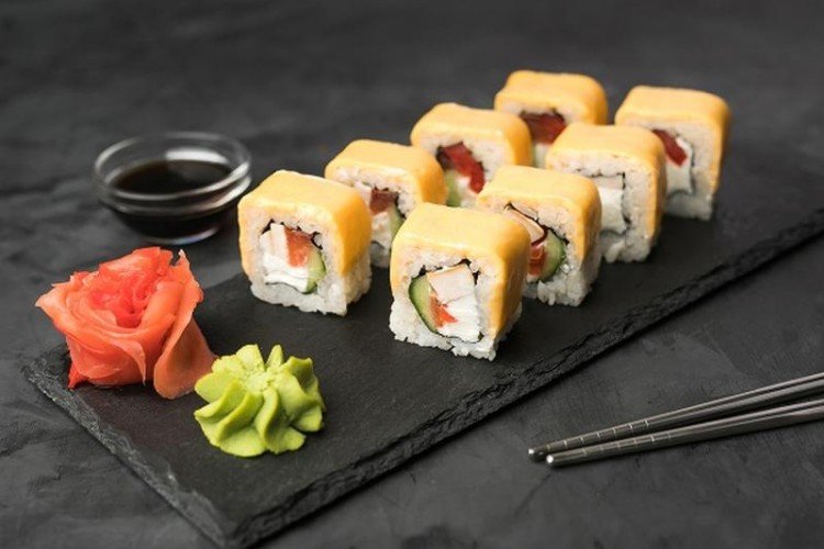 Роллы Филадельфия с крабовыми палочками и сыром