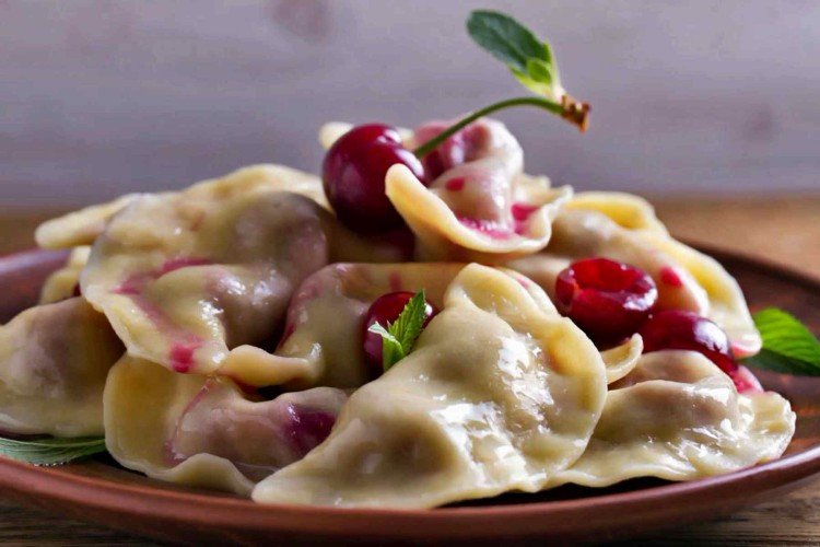 Вареники с творогом и вишней