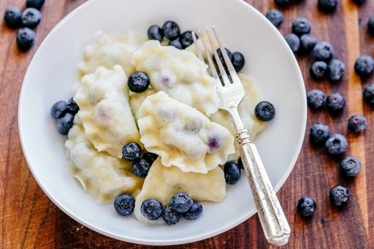 Вареники с творогом и черникой
