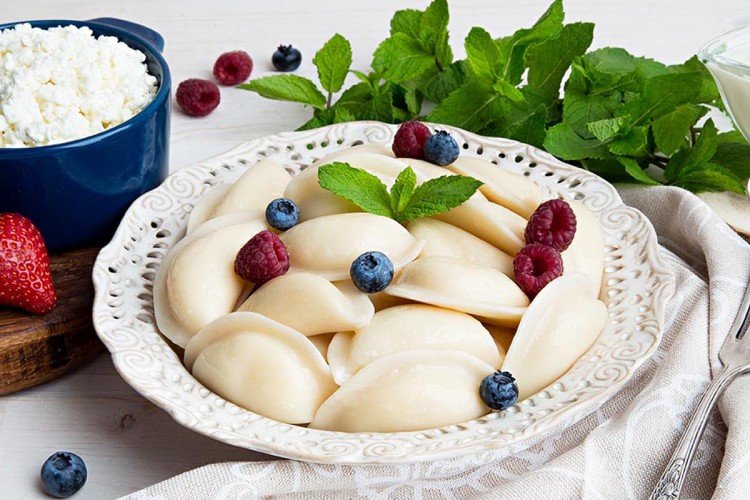 Вареники с творогом и изюмом на воде