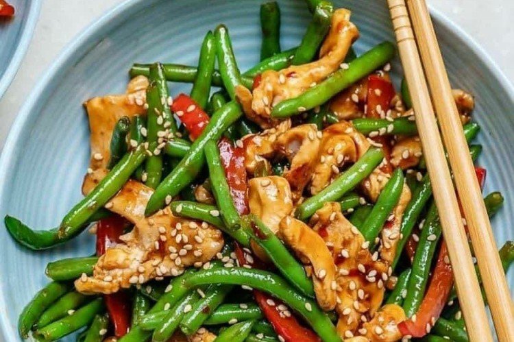 Курица со стручковой фасолью в соусе терияки
