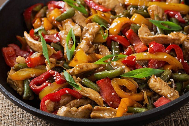 Курица с овощами в соусе терияки