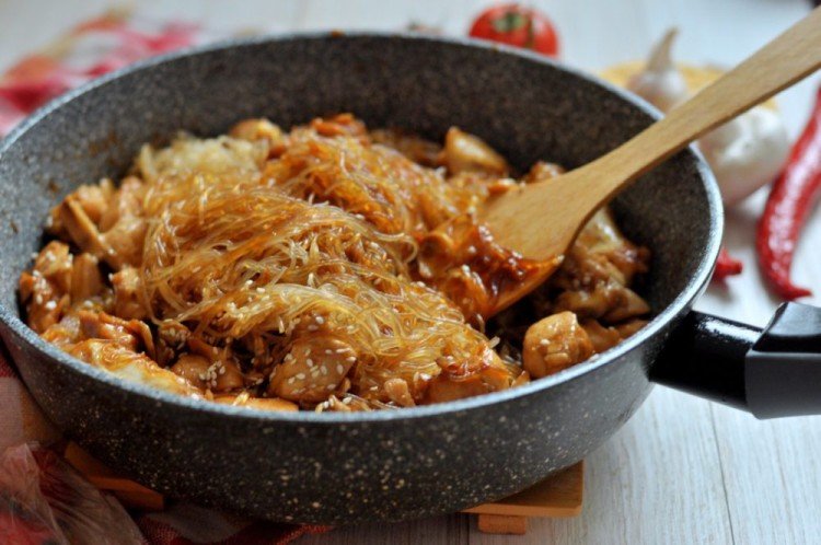 Курица с фунчозой в соусе терияки