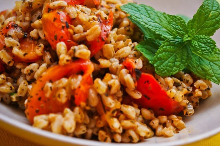 Перловая каша с помидорами