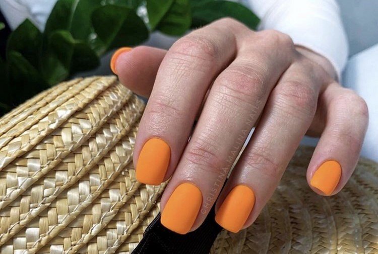 Матовый оранжевый маникюр