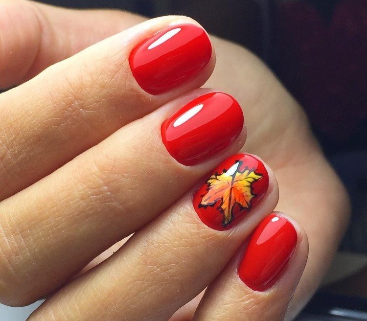 Алый маникюр на короткие ногти