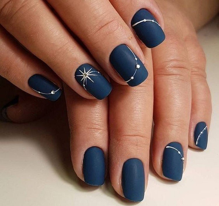 Графитовый синий маникюр