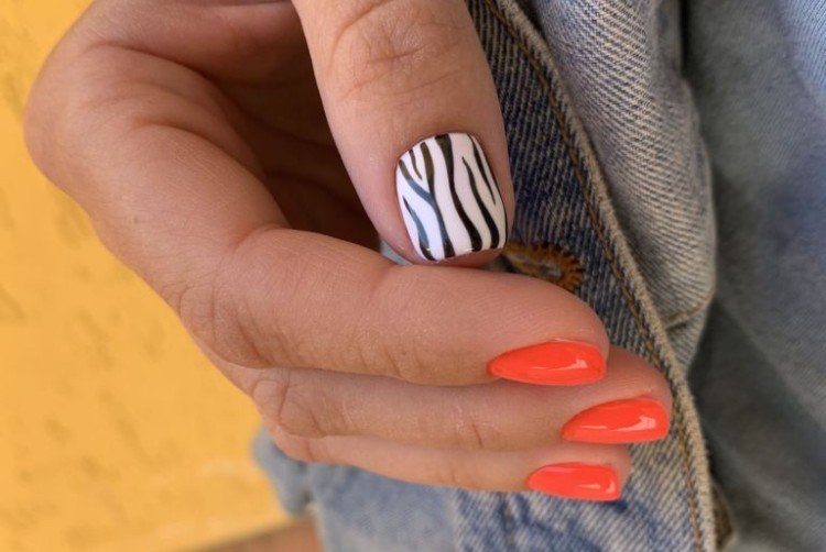 Маникюр «Зебра» с яркими цветами