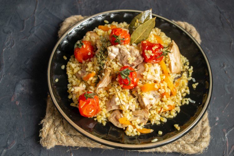 Плов с курицей и помидорами на сковороде