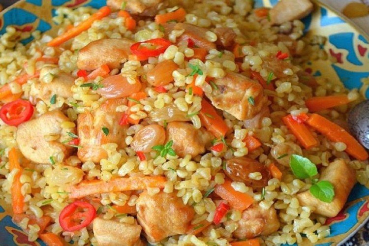 Плов с курицей и изюмом на сковороде