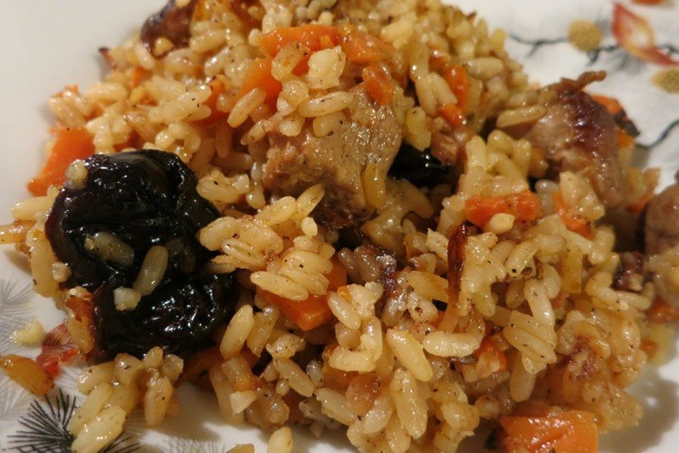 Плов с курицей и черносливом на сковороде