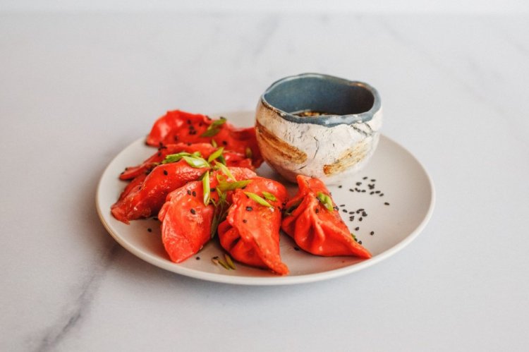 Красные гедза с говядиной