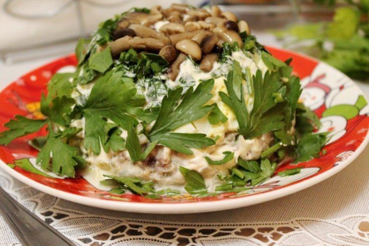 Салат с жареными опятами