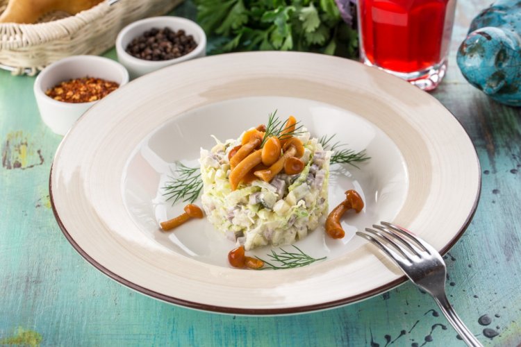 15 салатов с маринованными опятами, которые понравятся всей семье