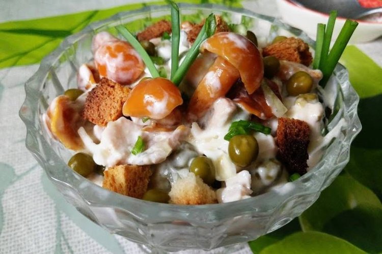 Салат с курицей, маринованными опятами и зеленым горошком
