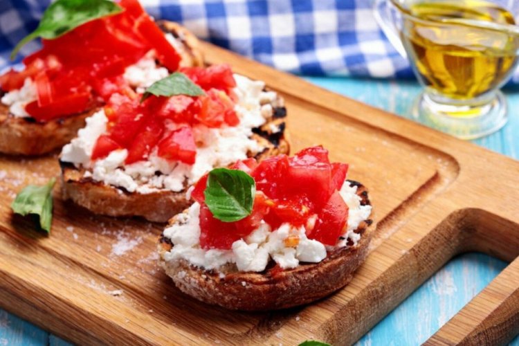 Брускетта с лососем и фетой