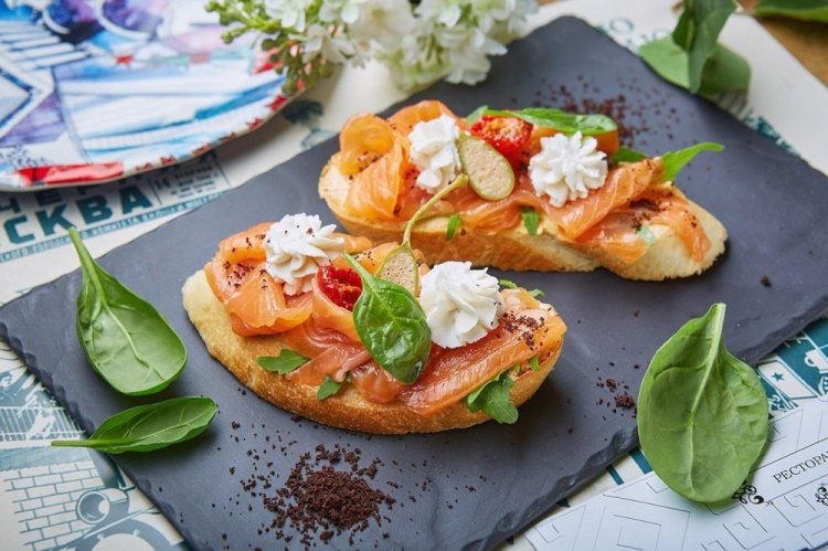 Брускетта с лососем и вялеными помидорами