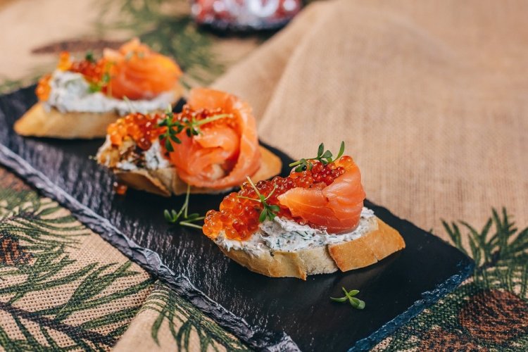 Брускетта с лососем и красной икрой