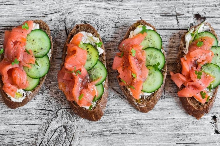 Брускетта с лососем и огурцом
