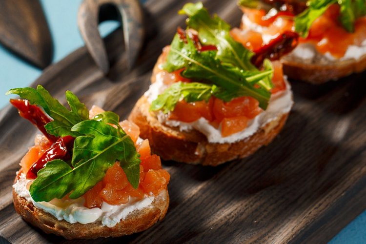 Брускетта с лососем и рукколой