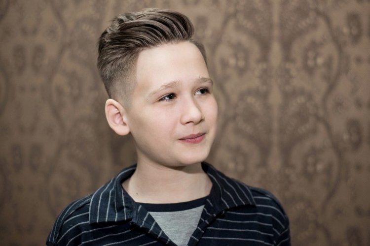 30 самых модных стрижек для мальчиков в 2022 году