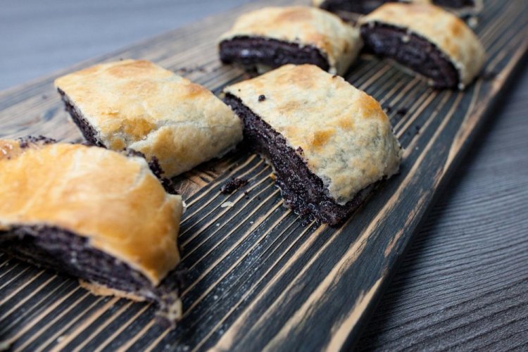 Слоеный рулет с маком